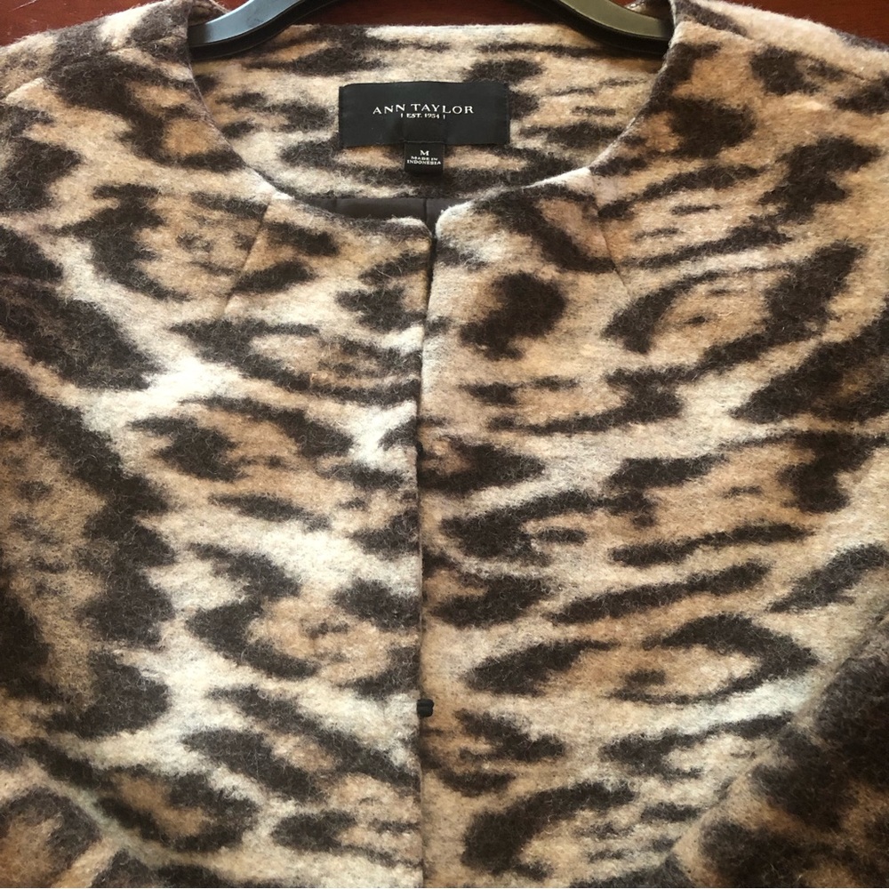 Classy Jackie O inspired jackets has a 60’s vibe - Picture 3 of 5